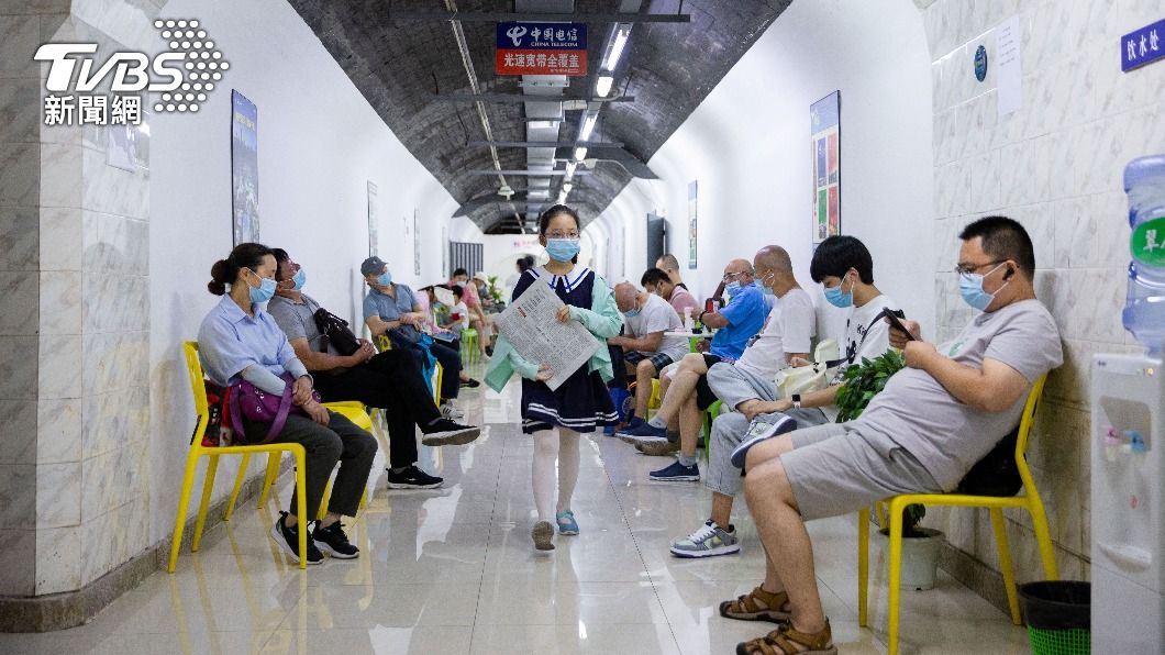 室外高溫不斷飆升，許多南京民眾躲進有冷氣的室內消暑。（圖/達志影像路透社）