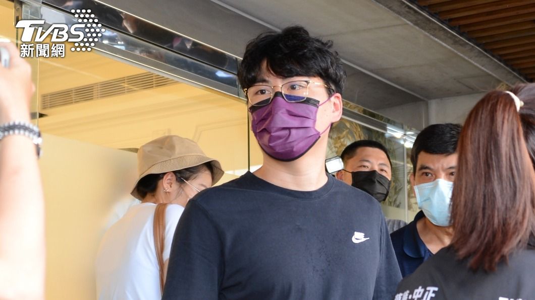 余苑綺老公抵達會館。(圖/許方正攝)