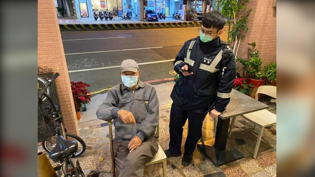 警員曹瑞傑熱心助人,先前曾救高齡95歲的老翁一命。(圖/翻攝自臺南市政府警察局第二分局臉書)