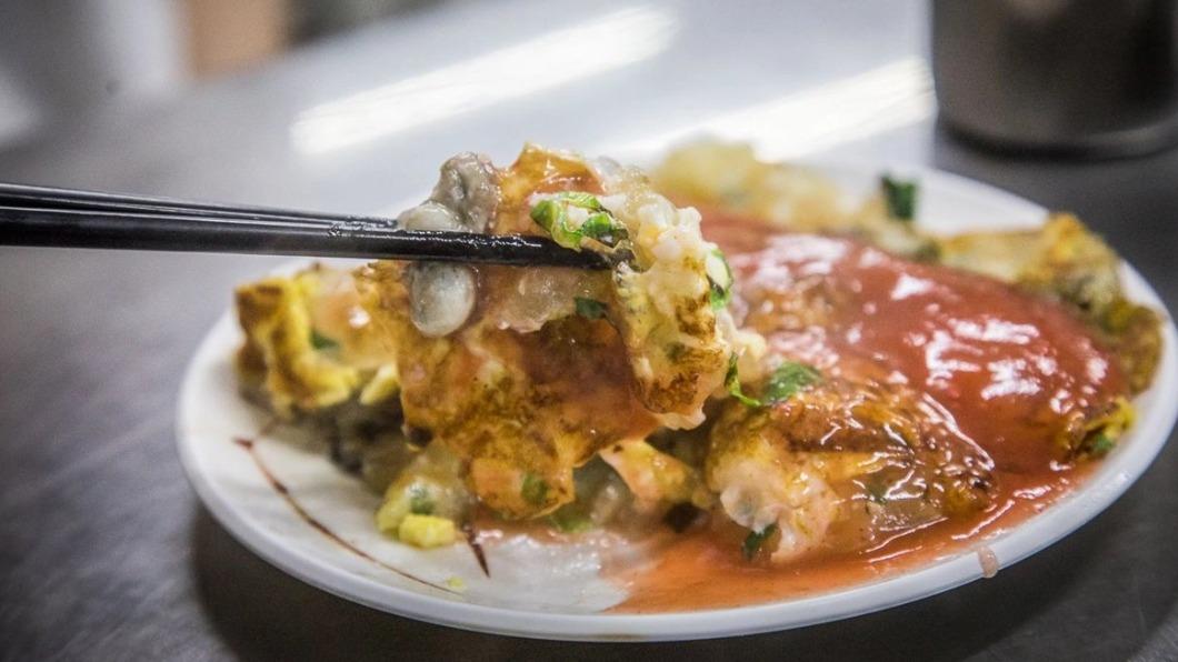 雞蛋蚵仔煎每口都能嘗到滿滿小白菜與飽滿蚵仔。(圖/翻攝自大手牽小手玩樂趣)