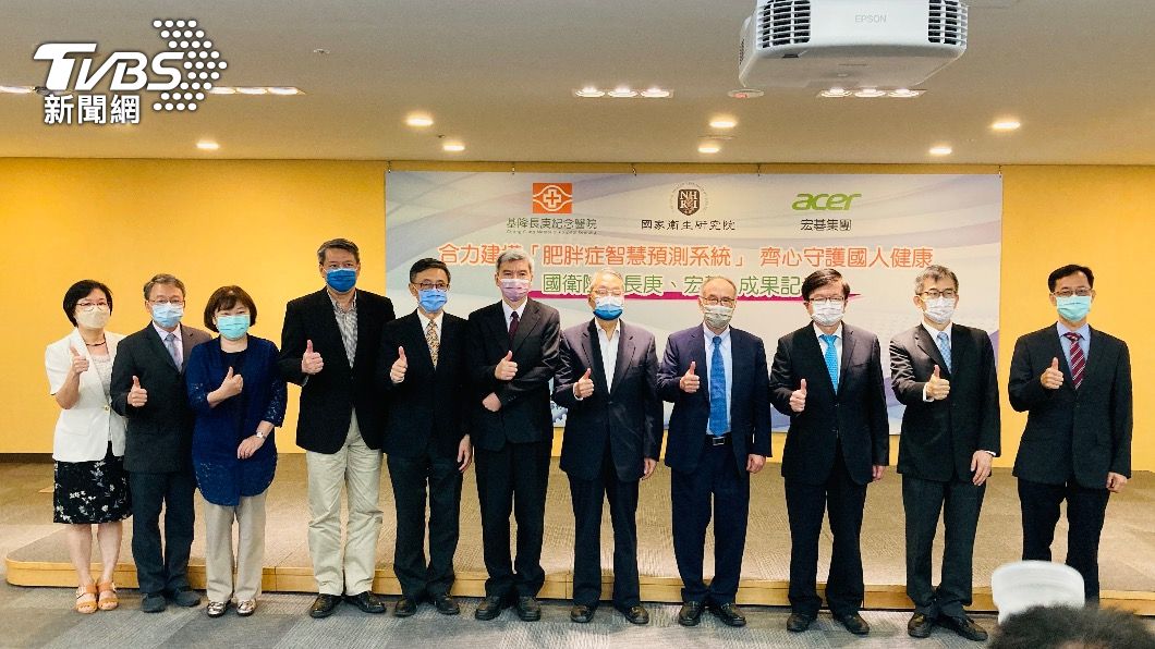 左起：國衛院分子基因所蔡亭芬 合聘研究員、孫以瀚 所長、衛福部科技組 黃小文 博士、劉明勳 技監、宏碁集團張瑞川 技術長、國衛院司徒惠康 副院長、宏碁集團施振榮 創辦人、國衛院梁賡義 院長、長庚醫療體系程文俊 主委、基隆長庚賴旗俊 院長、宏碁集團許銀雄 總經理。（圖／國衛院提供）