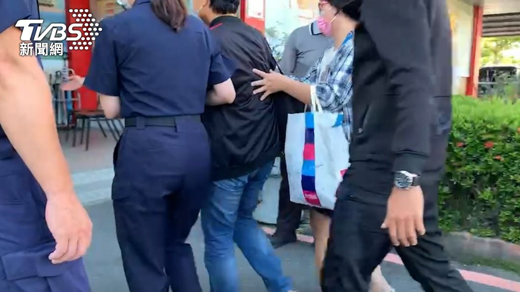 警母哀痛抱女啜泣!殉職警遺體相驗 頸部、上半身多處刀傷