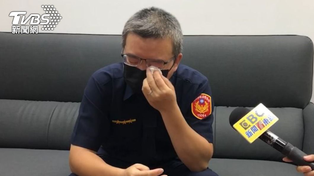 員警廖展欣聽聞凃明誠殉職,哽咽落淚。(圖/TVBS)