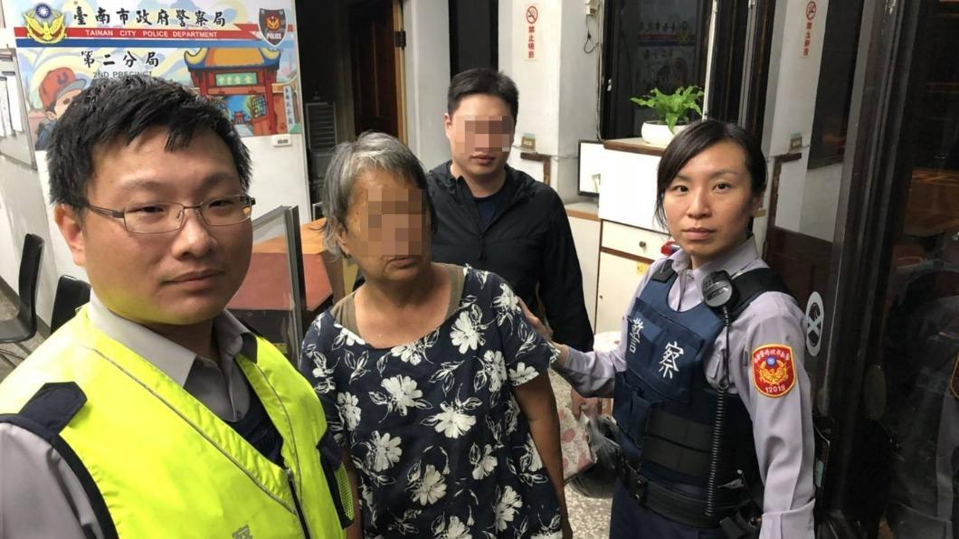 凃明誠協助迷途老婦返家。(圖/翻攝自臺南市政府警察局FB)
