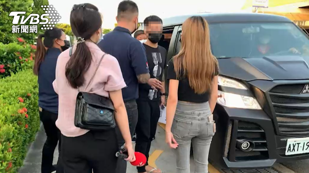 曹瑞傑哥哥前往殯儀館,接走弟弟遺體回歸仁老家。(圖/TVBS)