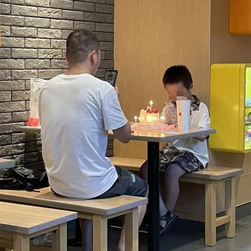 有網友大酸在麥當勞慶生很寒酸。（圖／翻攝自經典語錄粉專）
