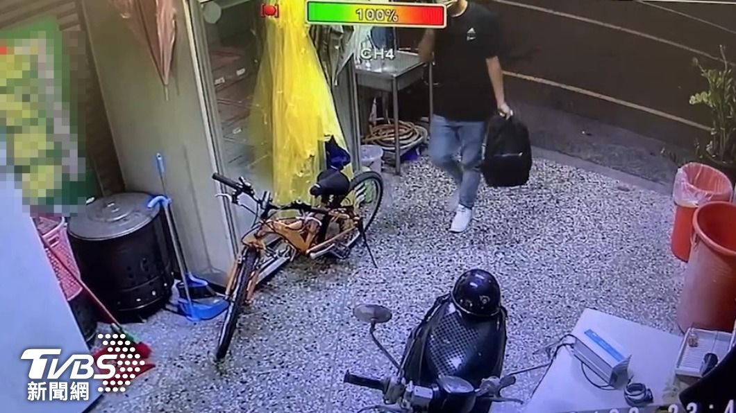 林信吾逃亡前先進民宅內找一名白衣男子。（圖／TVBS）