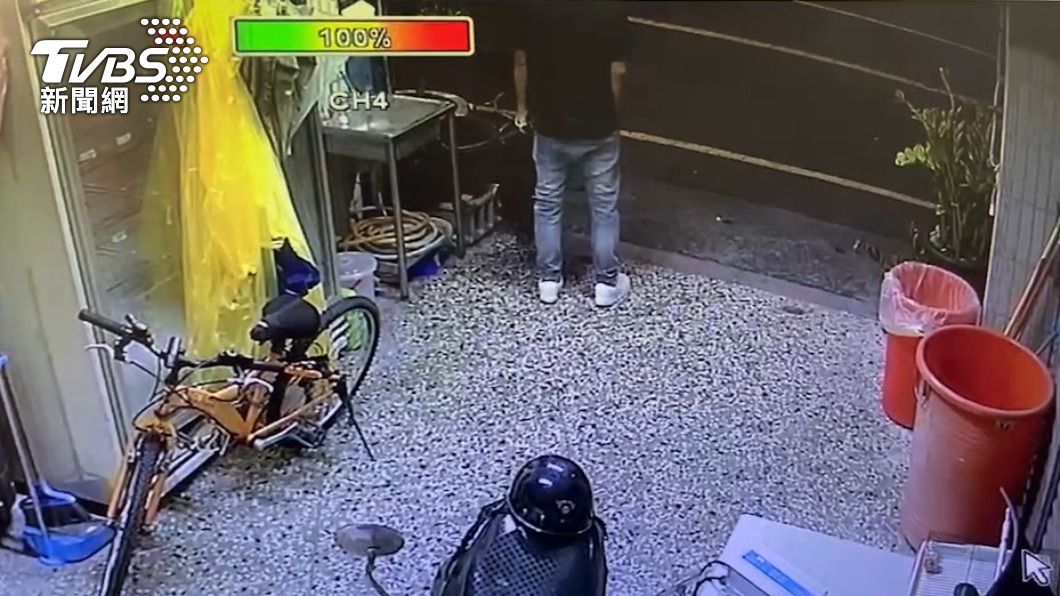 林信吾不敢先貿然踏出，站在屋內等待。（圖／TVBS）