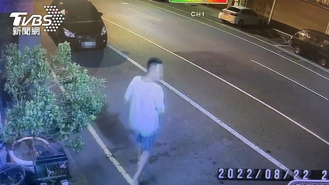 白衣男子先行外出馬路查看狀況。（圖／TVBS）
