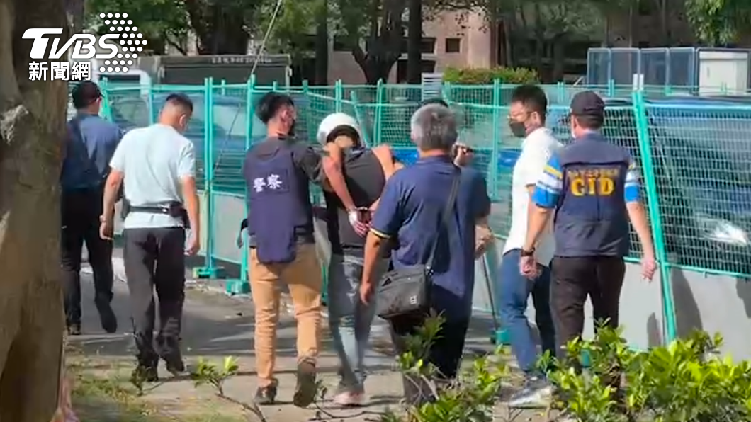 警方押林嫌前往土城高中尋找兇刀。(圖/TVBS)