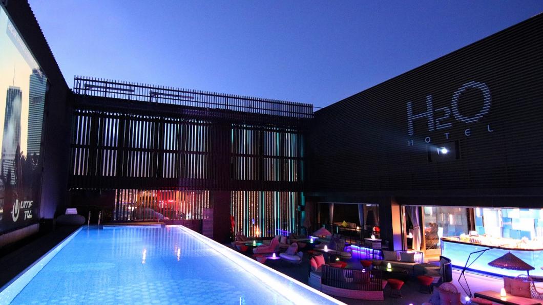 H2O水京棧國際酒店以高空泳池酒吧聞名。(圖/翻攝自H2O水京棧國際酒店官網)