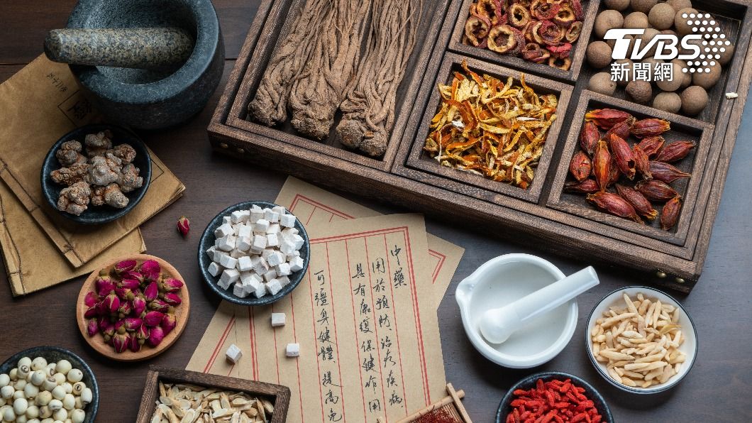 透過喝中醫藥膳茶飲,可預防乳癌的發生及幫助度過乳癌治療期間的不適。(示意圖/shutterstock達志影像)
