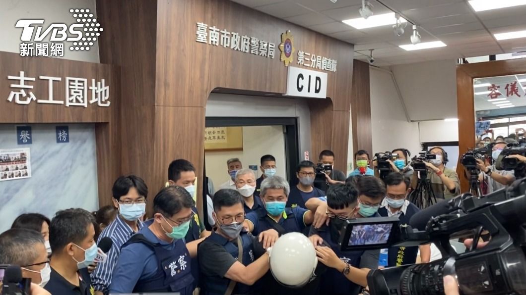 林信吾被帶回台南第三警分局。(圖/TVBS)
