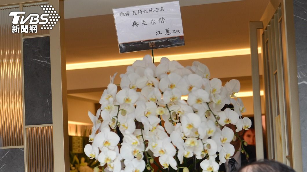 江蕙送花。(圖/許方正攝)