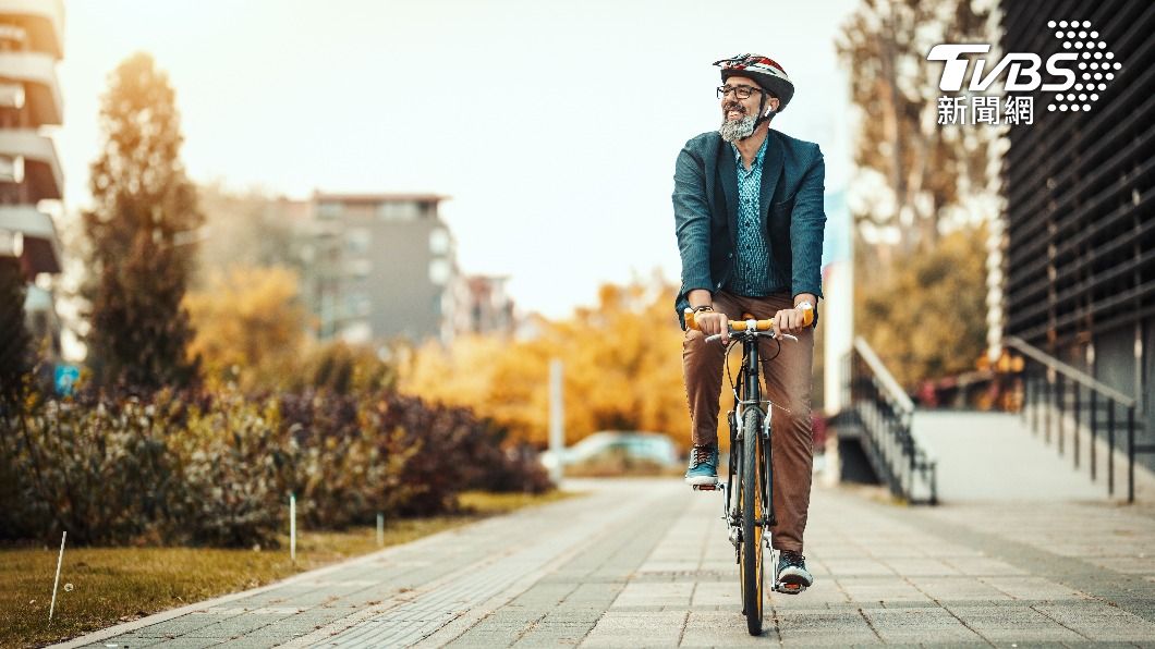 固定型運動腳踏車安全,可以練到大腿四頭肌。(示意圖/shutterstock達志影像)