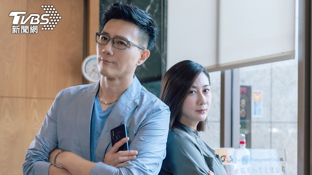 林利霏(右)、蔣偉文飾演咪寶馮容潔的爸媽。(圖/TVBS)