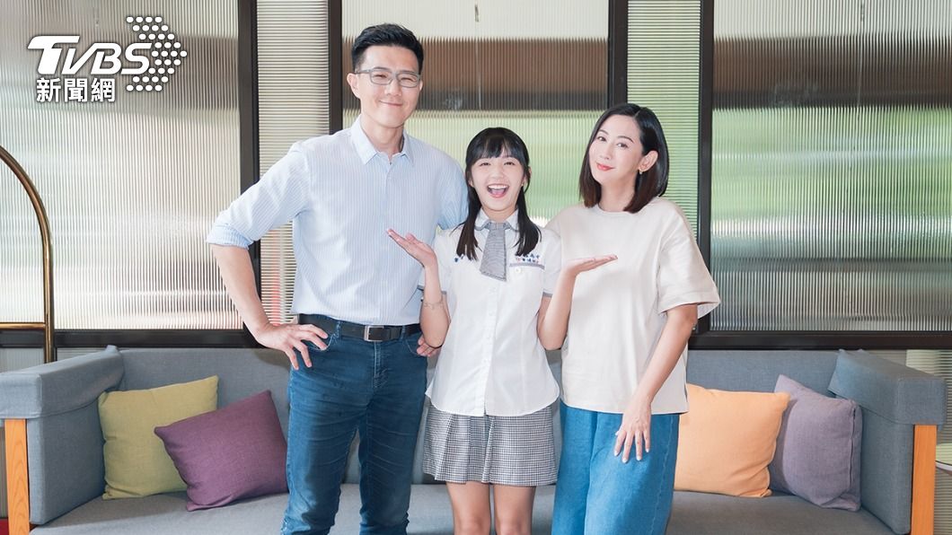 蔣偉文(左一)戲外有2個兒子,劇中化身女兒傻瓜。(圖/TVBS)