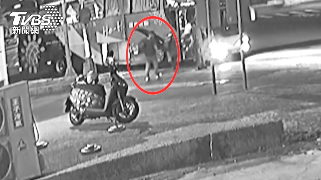 林信無在九如交流道搭客運逃亡。(圖/TVBS)