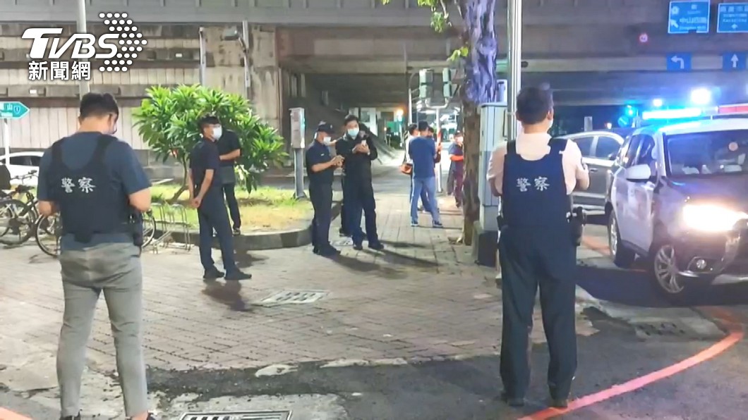 警方連夜調監視器。(圖/TVBS)