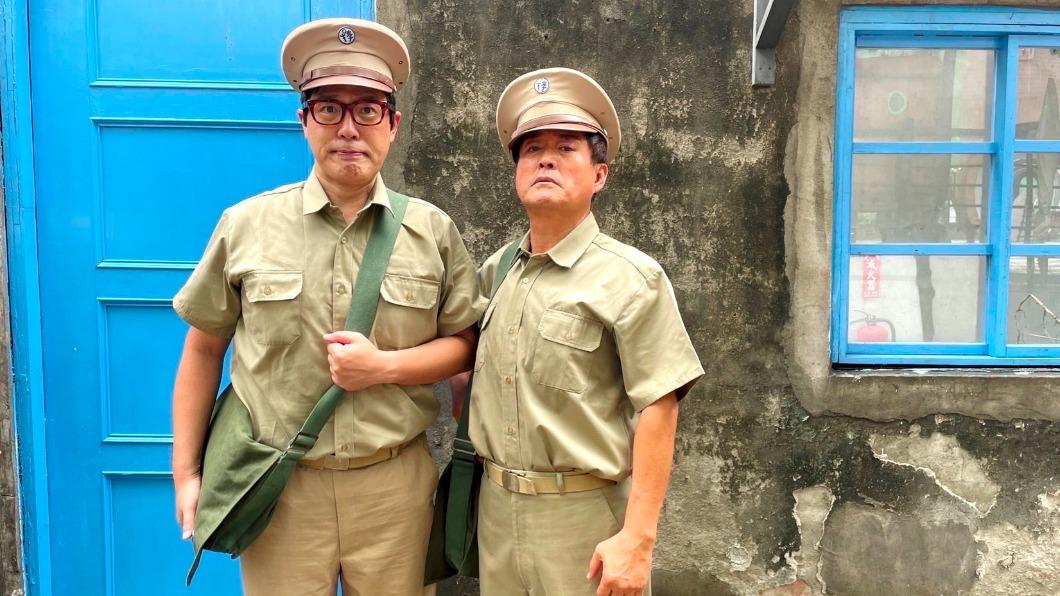 檢場（右）、樊光耀為戲換上制服。（圖／三立提供）