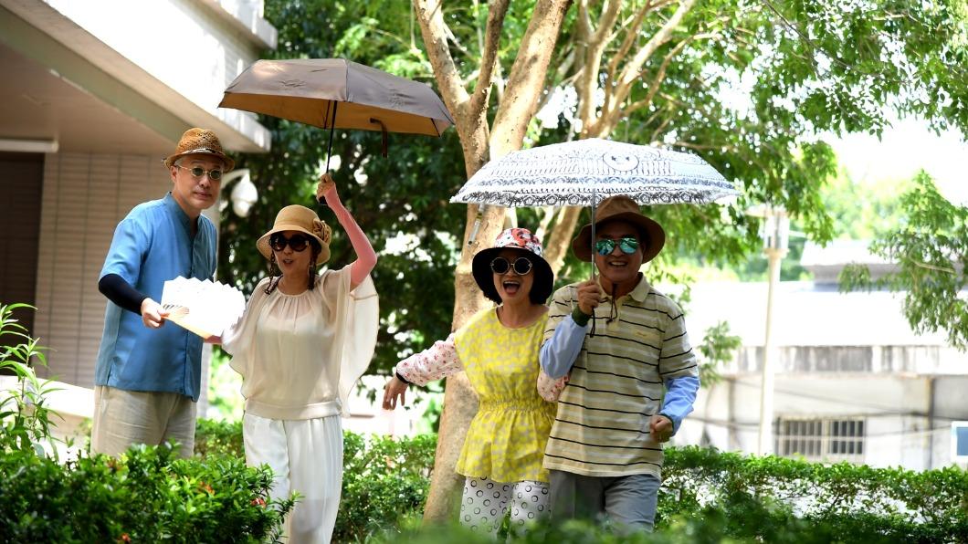 左起樊光耀、況明潔、謝瓊煖、檢場劇中笑料不斷。（圖／三立提供）