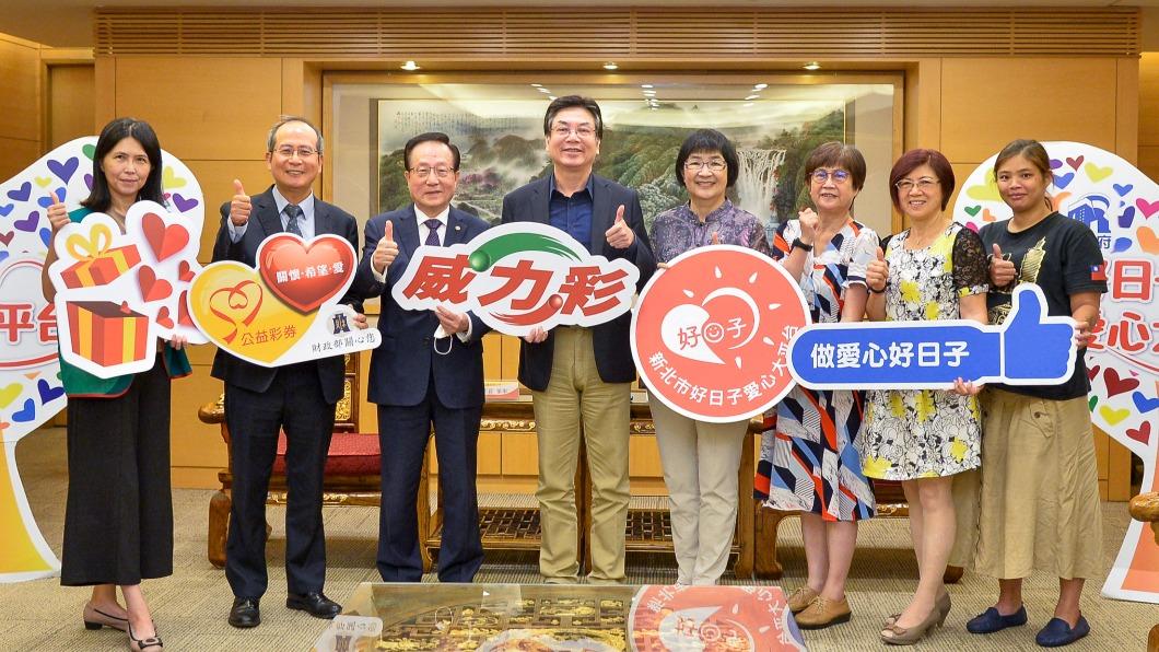 台彩董事黃志宜(左三)代表頭獎中獎人將象徵2000萬元善款的支票捐贈給新北市政府。(圖/台彩提供)
