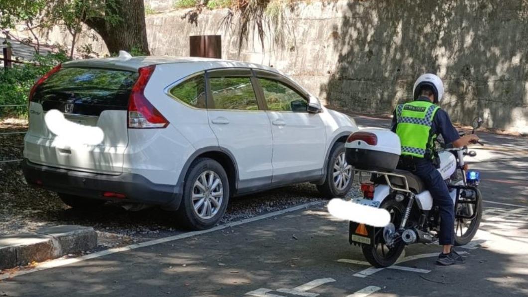 好心提醒「禁止停車」遭冷眼 3分鐘後車主下場GG