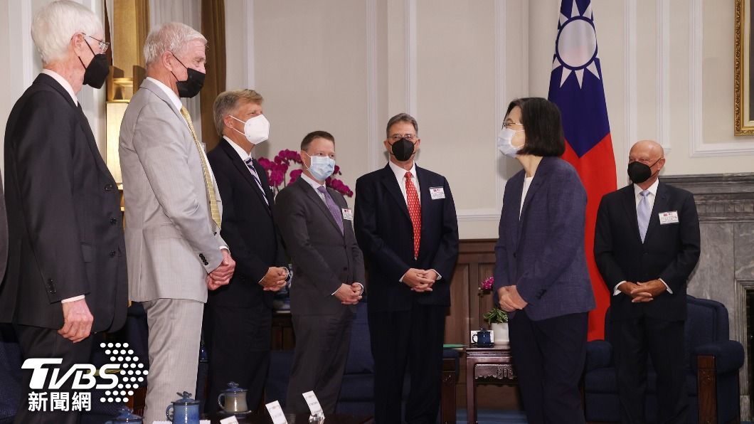 蔡英文接見美國史丹福大學胡佛研究所「台灣在印太地區計畫」專家學者訪問團。(圖/中央社)