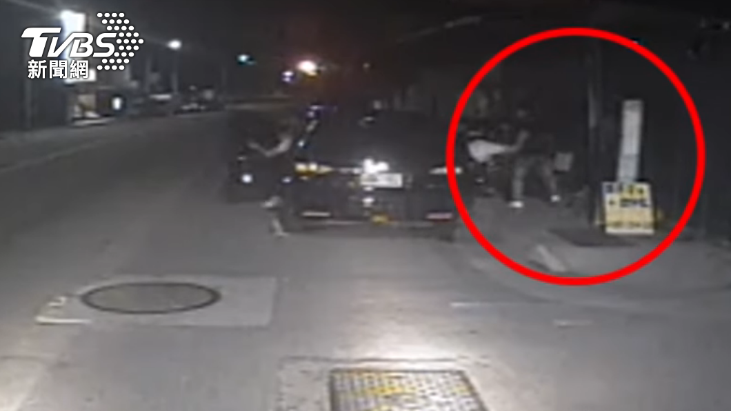 員警從偵防車內衝出。(圖/TVBS)