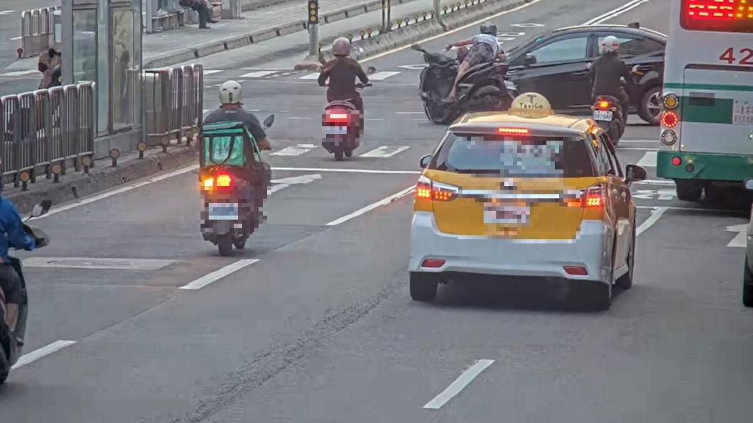 小轎車闖紅燈撞飛騎士 竟是駕駛「低頭吃炒飯」釀禍