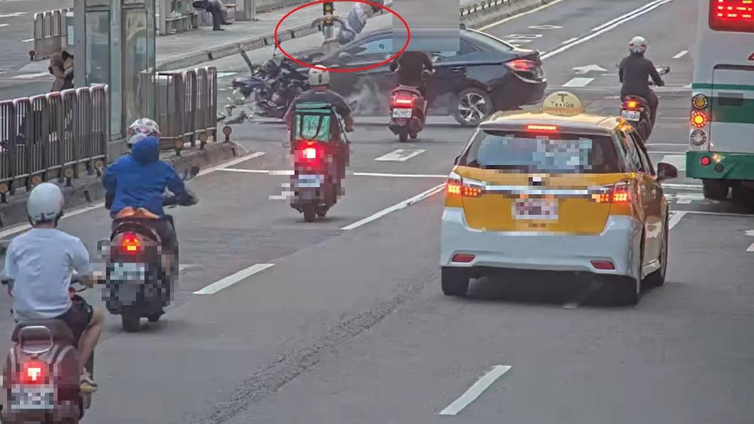 小轎車闖紅燈撞飛機車騎士,驚險過程全被拍下。(圖/民眾提供)