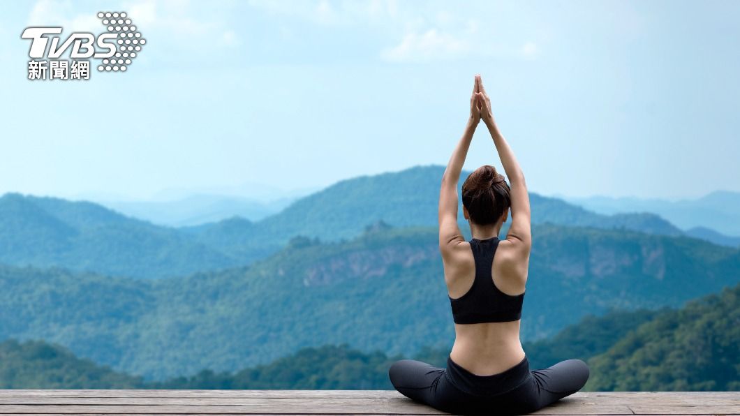 雙手打開、合手擊掌可有效消除副乳。(示意圖,非當事人/shutterstock達志影像)