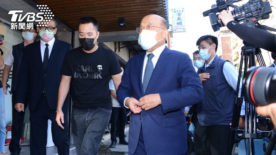 蘇貞昌在余祥銓的接應下抵達靈堂。(圖/許方正攝)