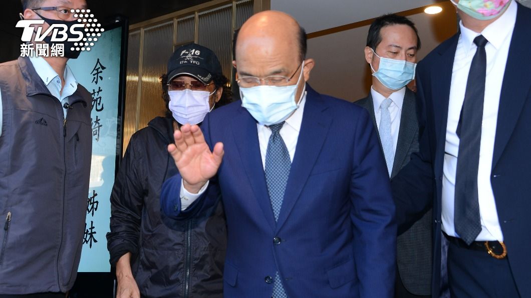 蘇貞昌由張菲伴隨他步出靈堂,簡單向媒體致意。(圖/許方正攝)