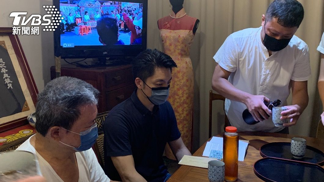 蔣萬安前往大稻埕舒喜巷拜訪旗袍師傅陳忠信。(圖/TVBS資料畫面)