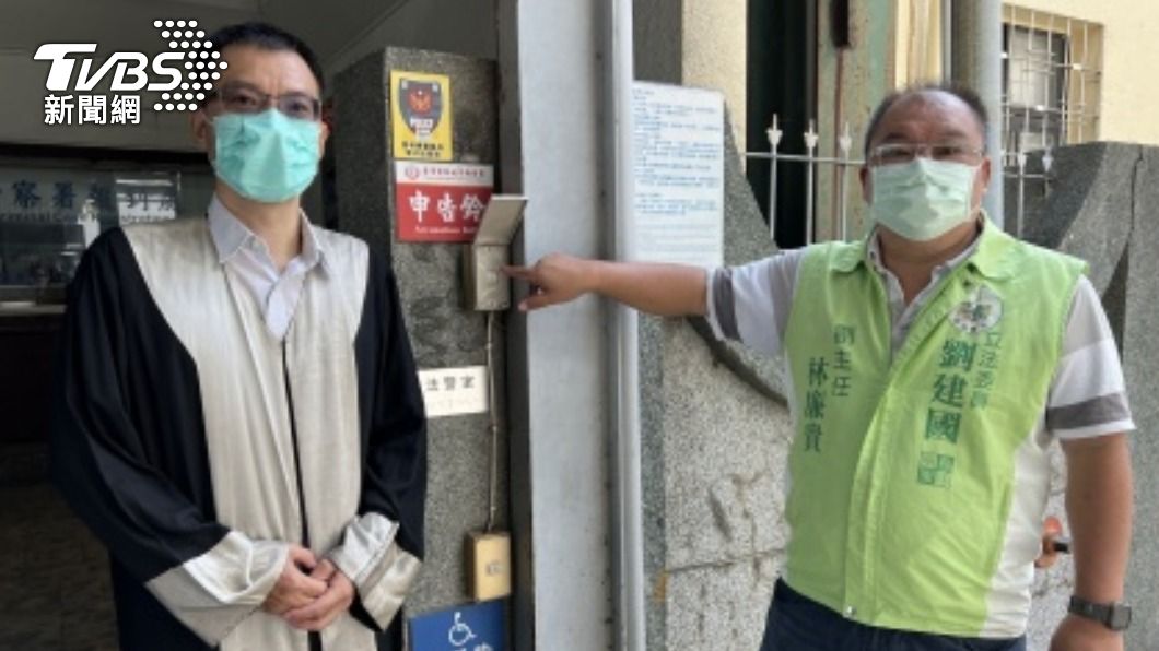 劉建國競選總部發言人林廉貴在律師林群期陪同下,按鈴控告2名網友。(圖/中央社)