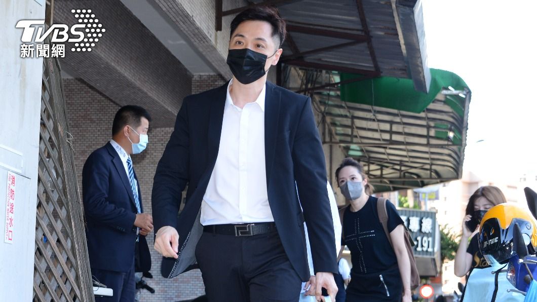 宋達民一身西裝抵達靈堂,老婆洪百榕緊跟在後。(圖/許方正攝)