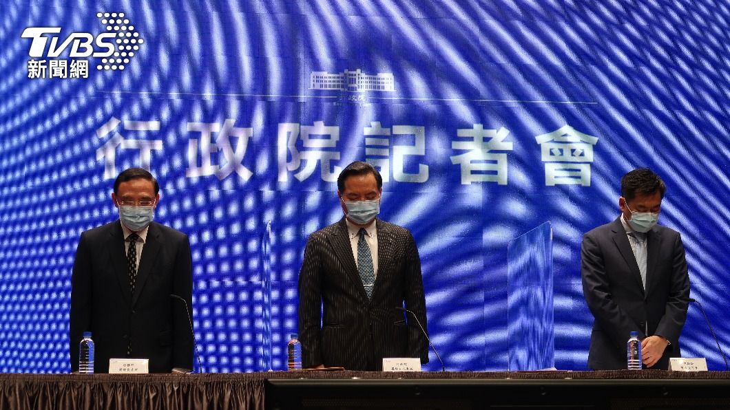 行政院今（23）日召開記者會，說明台南殺警奪槍案相關處理事宜，行政院政務委員羅秉成主持，法務部長蔡清祥、陳宗彥出席，3人於會上為2名殉職員警默哀1分鐘。（圖／林至柔攝）