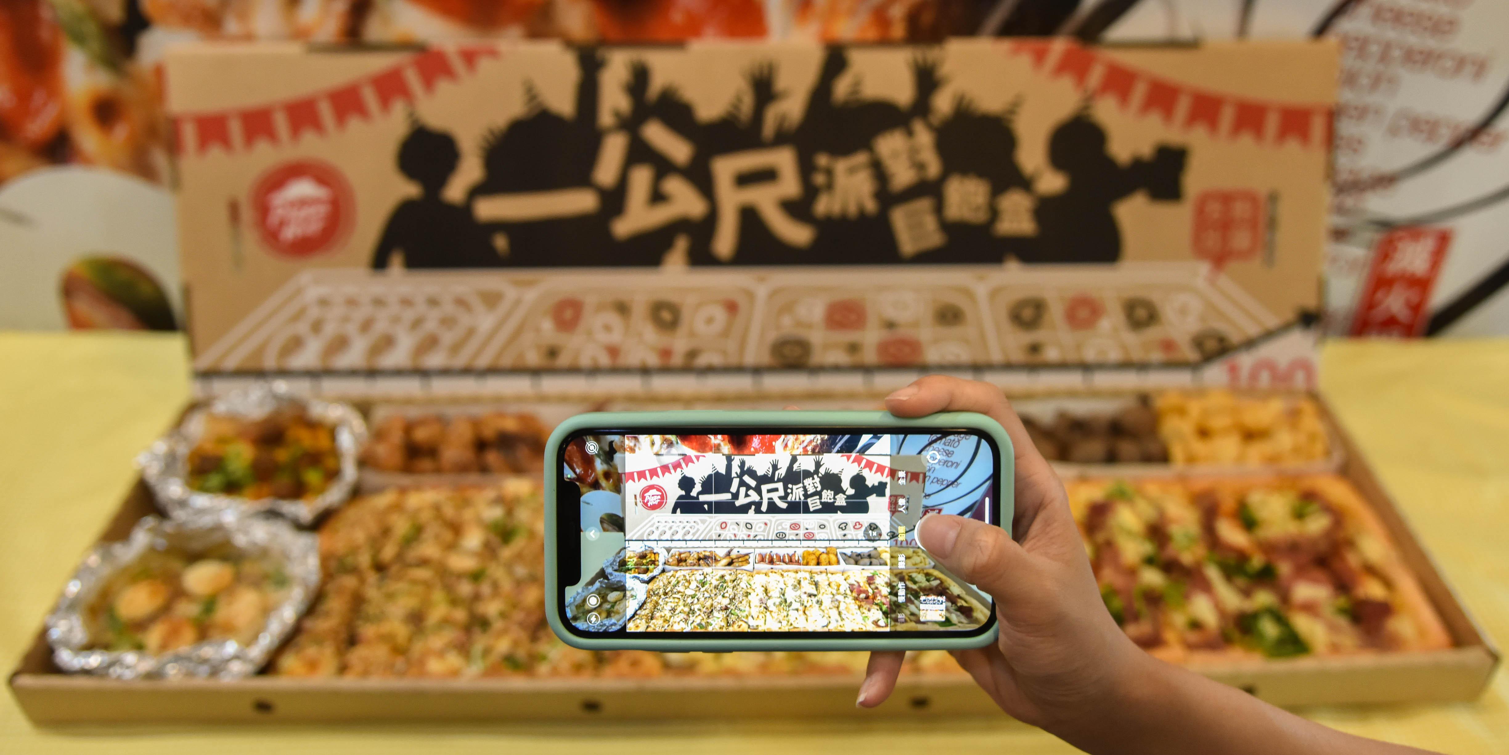 「一公尺派對巨飽盒」全台限量1萬5千份。(圖/必勝客提供)