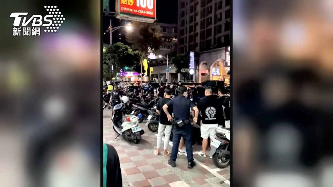大膽用槍!新北警對空鳴5槍 強勢壓制20滋事份子