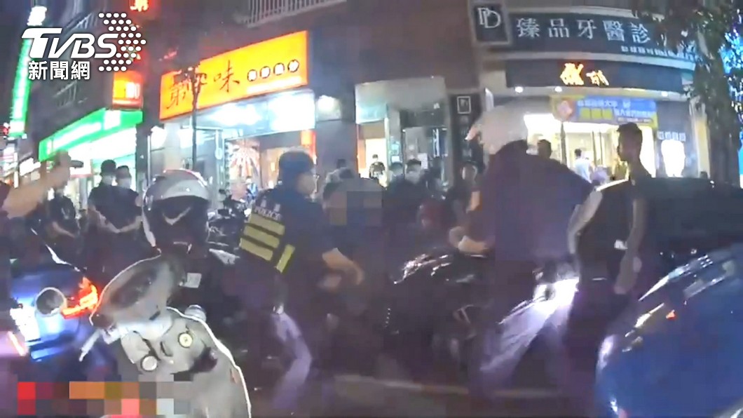 蘆洲昨日晚間驚傳群眾持刀對峙。(圖/TVBS)