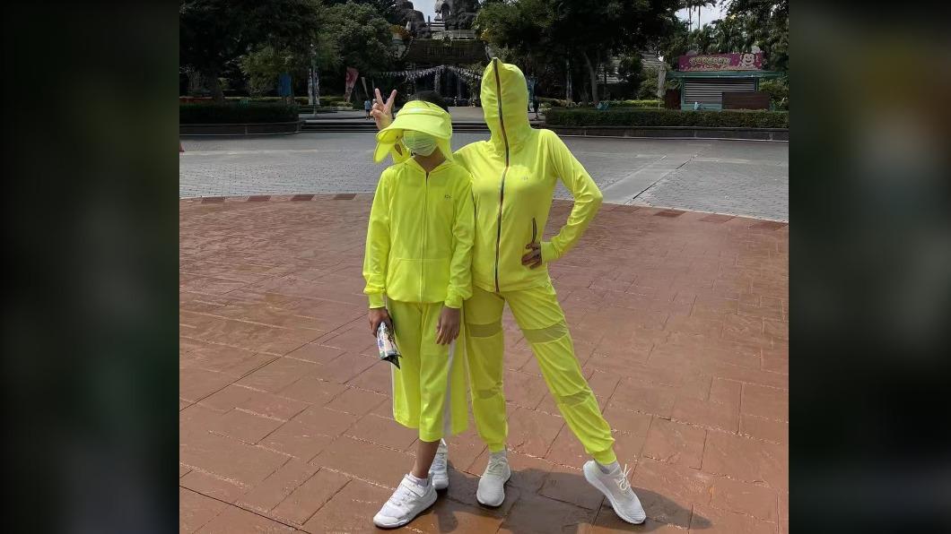 小S與許老三穿上防曬套裝。(圖/翻攝自小S臉書)