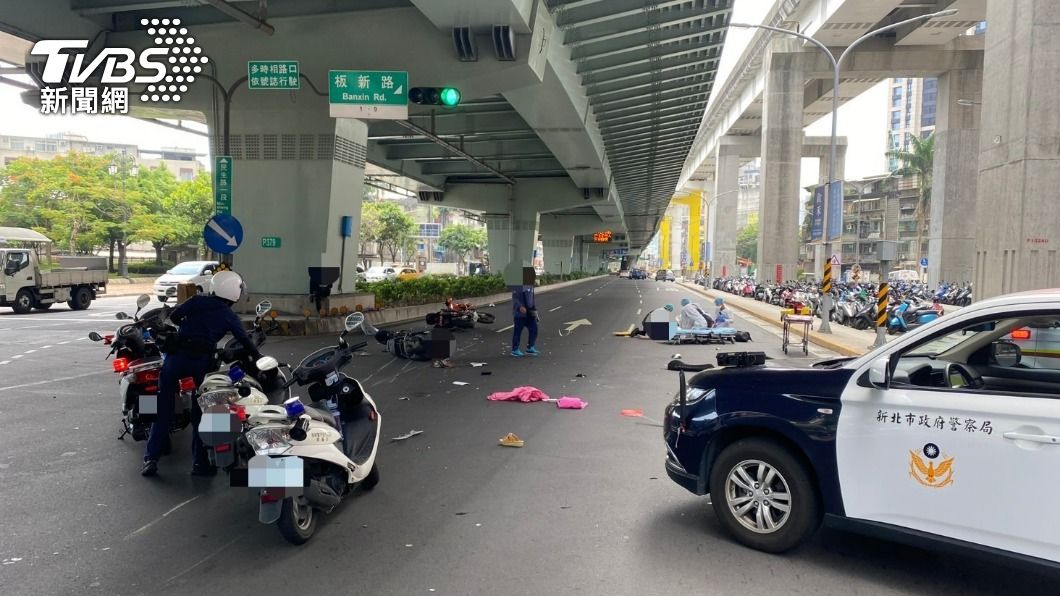 路口發生機車對撞事故,警消人員到場搶救。(圖/TVBS)