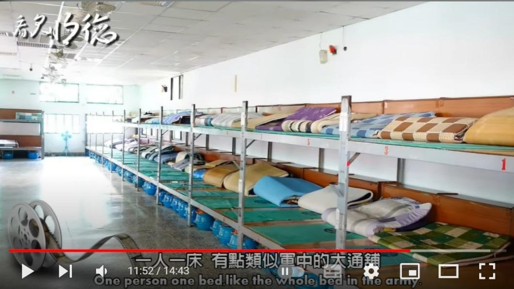 受刑人睡大通鋪。(圖/ 法務部矯正署明德外役監獄YouTube)