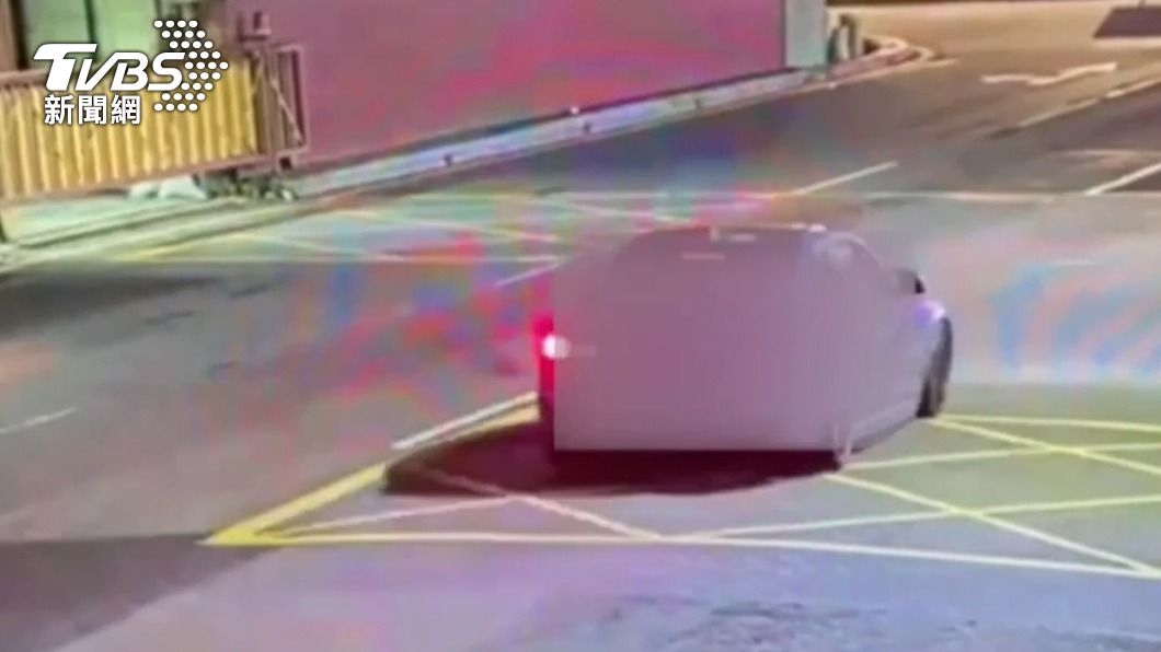 監視器拍下事發前張男開車經過的影像。(圖/TVBS)