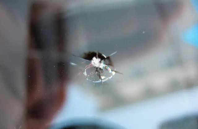 後車前擋玻璃出現一個約50元硬幣大小的傷痕。(圖/翻攝自爆廢公社)
