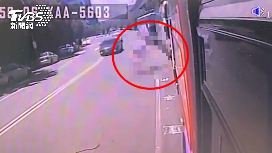 驚悚畫面曝!國道一號2車車禍 駕駛「墜落高架橋」死亡