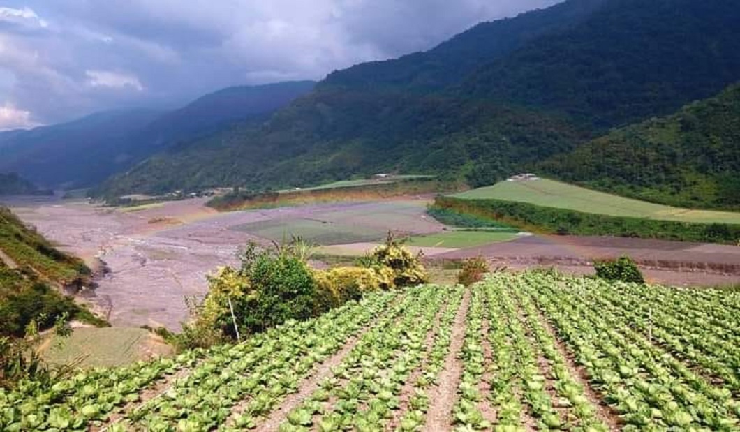 有網友分享自己拍到「俯視」彩虹的奇景。（圖／翻攝自在臉書社團「手機攝影教室」）