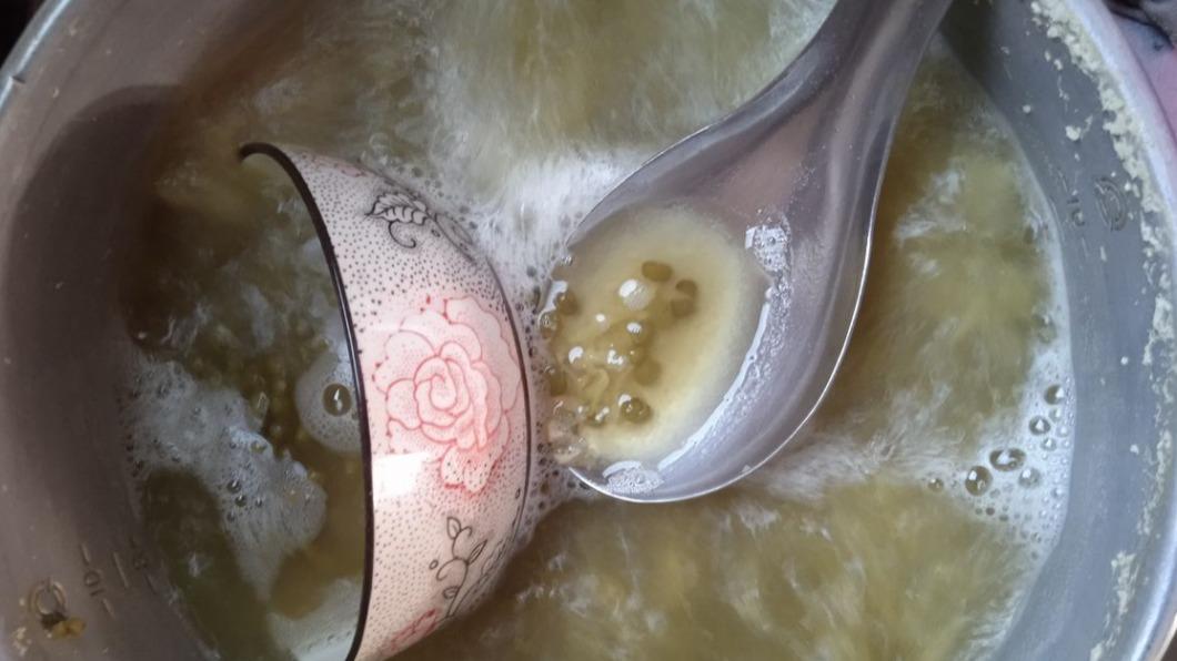 不是手滑!他煮綠豆湯「連碗放入」 內行一看:這才是高手