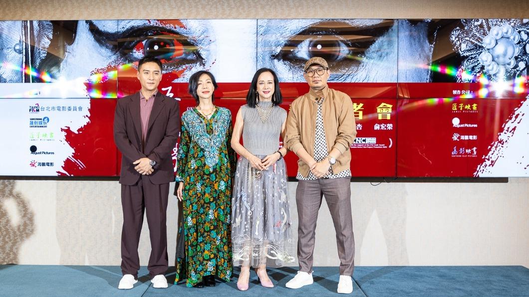 導演張吉安(右起)同湯蘭花、與萬芳、鄭人碩大談拍攝秘辛與趣事。(圖/海鵬提供)
